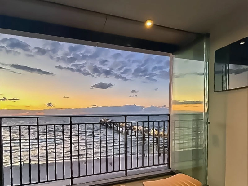 Balkon mit Blick auf die Seebrücke von Misdroy bei Sonnenuntergang, Ostsee-Panorama mit Abendstimmung.