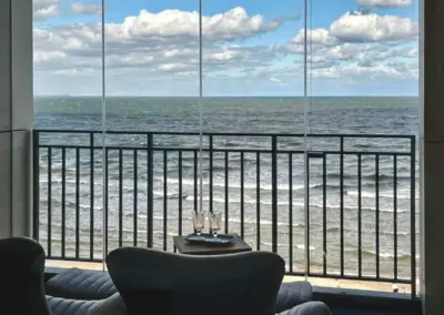 Balkon des Ferienappartements in Misdroy mit Sitzbereich von der Fensterfront und weitem Blick auf die Ostsee.