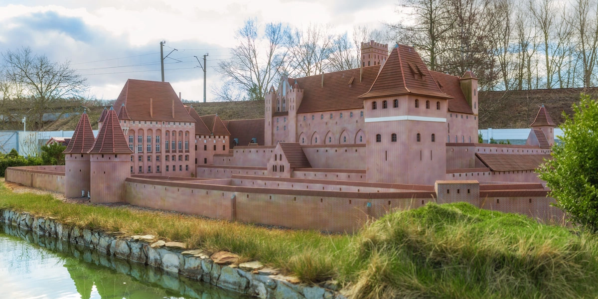 Baltic Miniatur- und Eisenbahnpark mit detailgetreuem Burgmodell in naturnaher Anlage an der Ostsee.