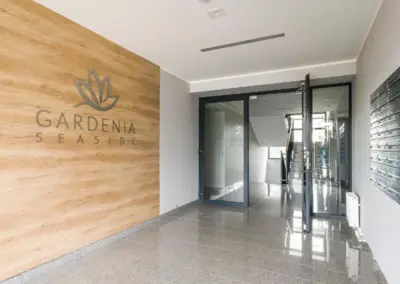 Eingangsbereich der Appartementanlage MorSky Gardenia in Dziwnów mit modernem Design und Zugang zum Treppenhaus.