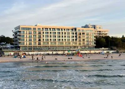 Moderne Ferienanlage mit Ferienappartment in Misdroy direkt am Meer, Blick vom Strand auf das Gebäude am Ostseeufer.