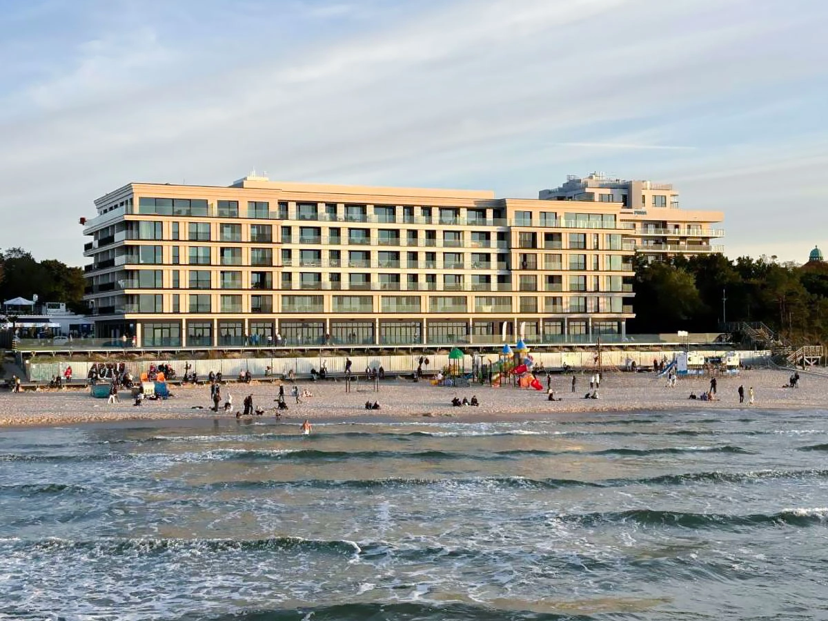 Moderne Ferienanlage mit Ferienappartment in Misdroy direkt am Meer, Blick vom Strand auf das Gebäude am Ostseeufer.
