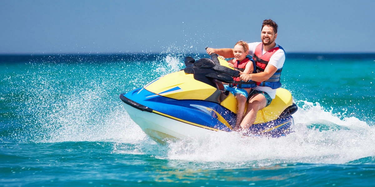 Vater und Kind fahren gemeinsam Jetski vor der Küste von Misdroy und genießen Action auf der Ostsee.