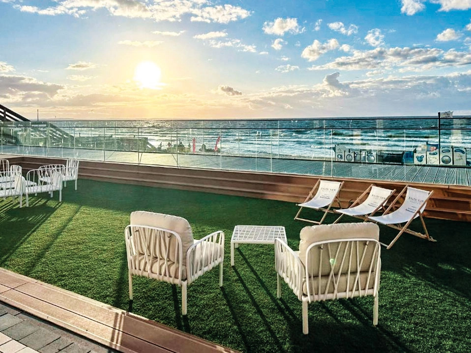 Rückseite der Appartementanlage mit Terrasse für alle Gäste sowie Sitzbereichen.