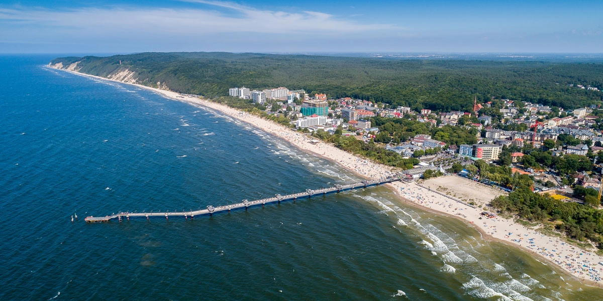 Luftaufnahme der Seebrücke in Misdroy, die vom Sandstrand weit in die Ostsee hinausführt.