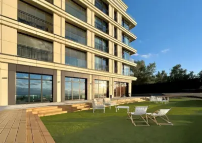Rückseite der Appartementanlage in Misdroy mit gepflegtem Außenbereich, Sitzgelegenheiten und Blick auf die Ostsee.