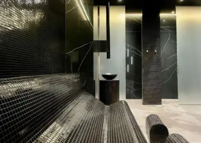 Moderner Wellnessbereich der Appartementanlage in Misdroy mit gefliesten Liegen in der Sauna.
