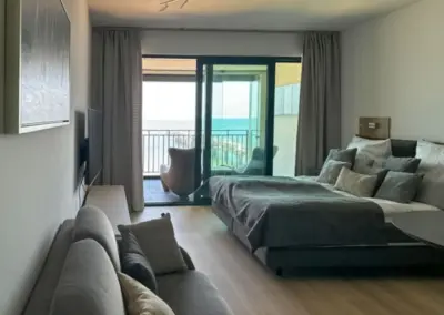 Modernes Ferienappartement in Misdroy mit Wohn- und Schlafbereich, Schlafcouch und Balkon mit Blick zur Ostsee.