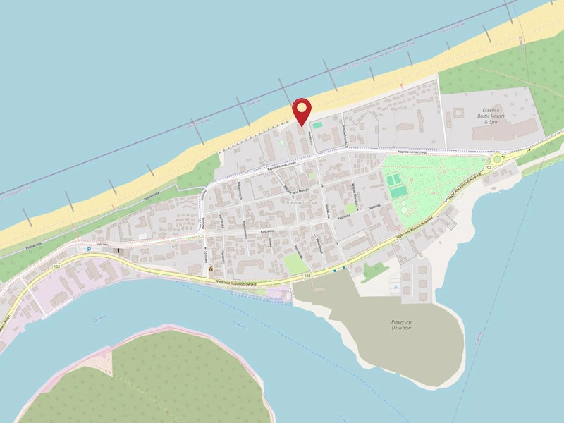 Übersichtskarte von Dziwnów mit Strand, Ortszentrum, Fluss Dziwna und umliegenden Bereichen an der Ostseeküste.