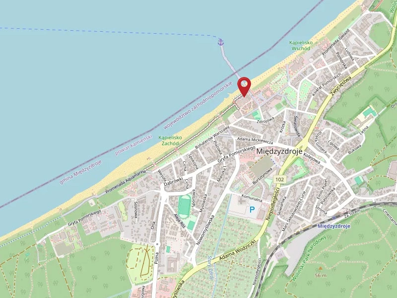 Stadtkarte von Misdroy (Międzyzdroje) mit Strandpromenade, Ortszentrum und Straßen entlang der Ostseeküste.