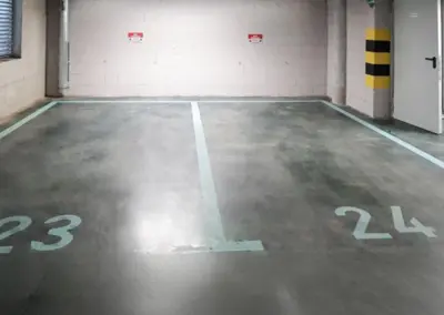 Kostenfreier Stellplatz im Parkhaus in Dziwnów mit markierten Parkflächen für Gäste der Appartementanlage.